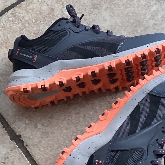 Reebok sneakers worn 2 hours - Picture 2 of 7